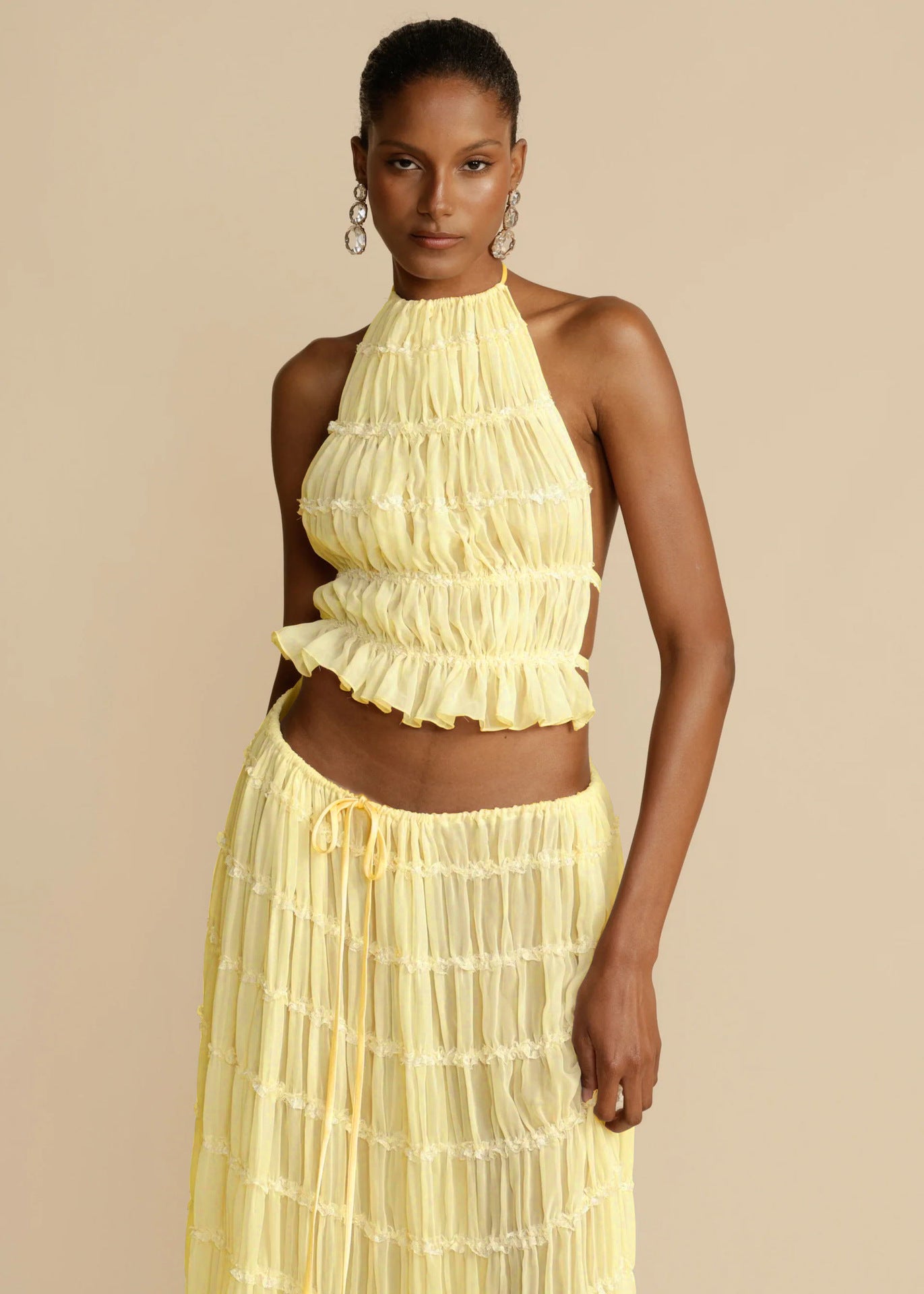 Damenanzug, ärmellos, rückenfrei, kurzes Neckholder-Top und plissiertes langes Kleid