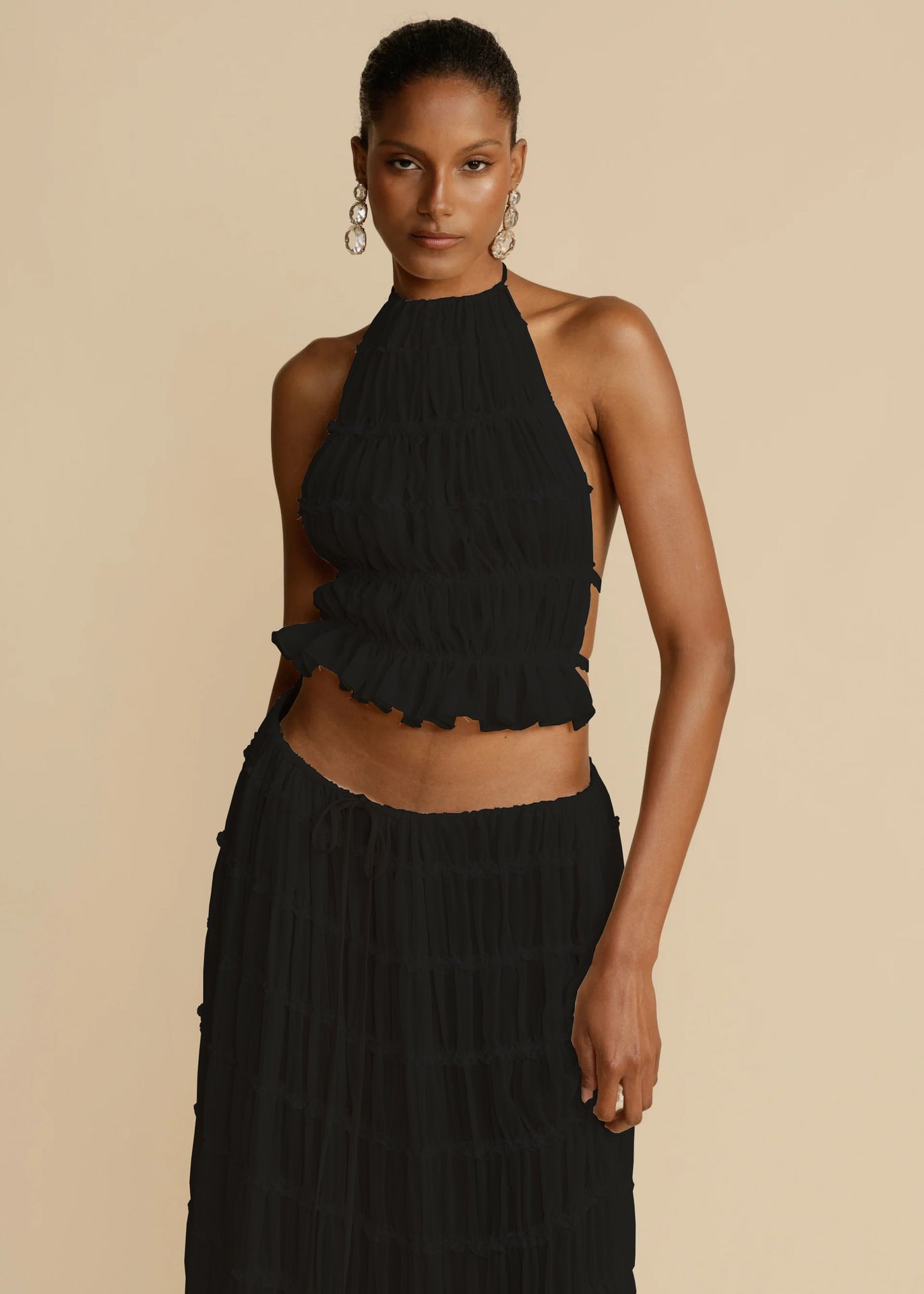 Damenanzug, ärmellos, rückenfrei, kurzes Neckholder-Top und plissiertes langes Kleid