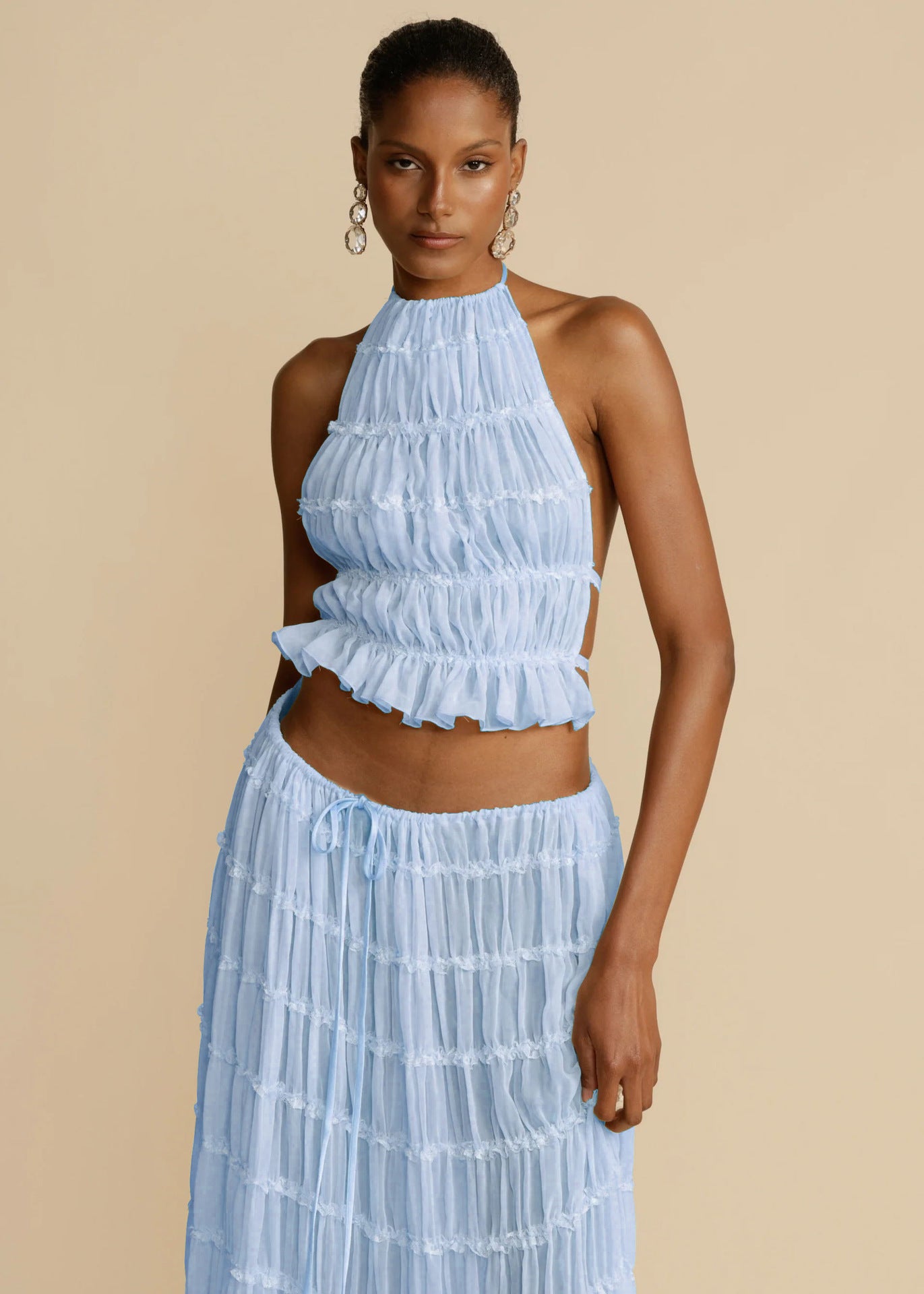 Damenanzug, ärmellos, rückenfrei, kurzes Neckholder-Top und plissiertes langes Kleid