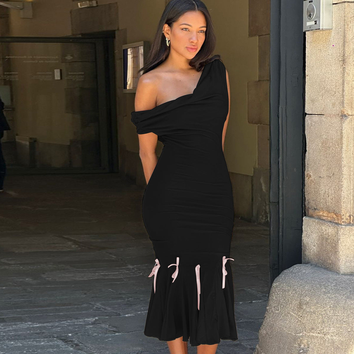 Schmales einfarbiges Spitzenkleid mit diagonalem Kragen