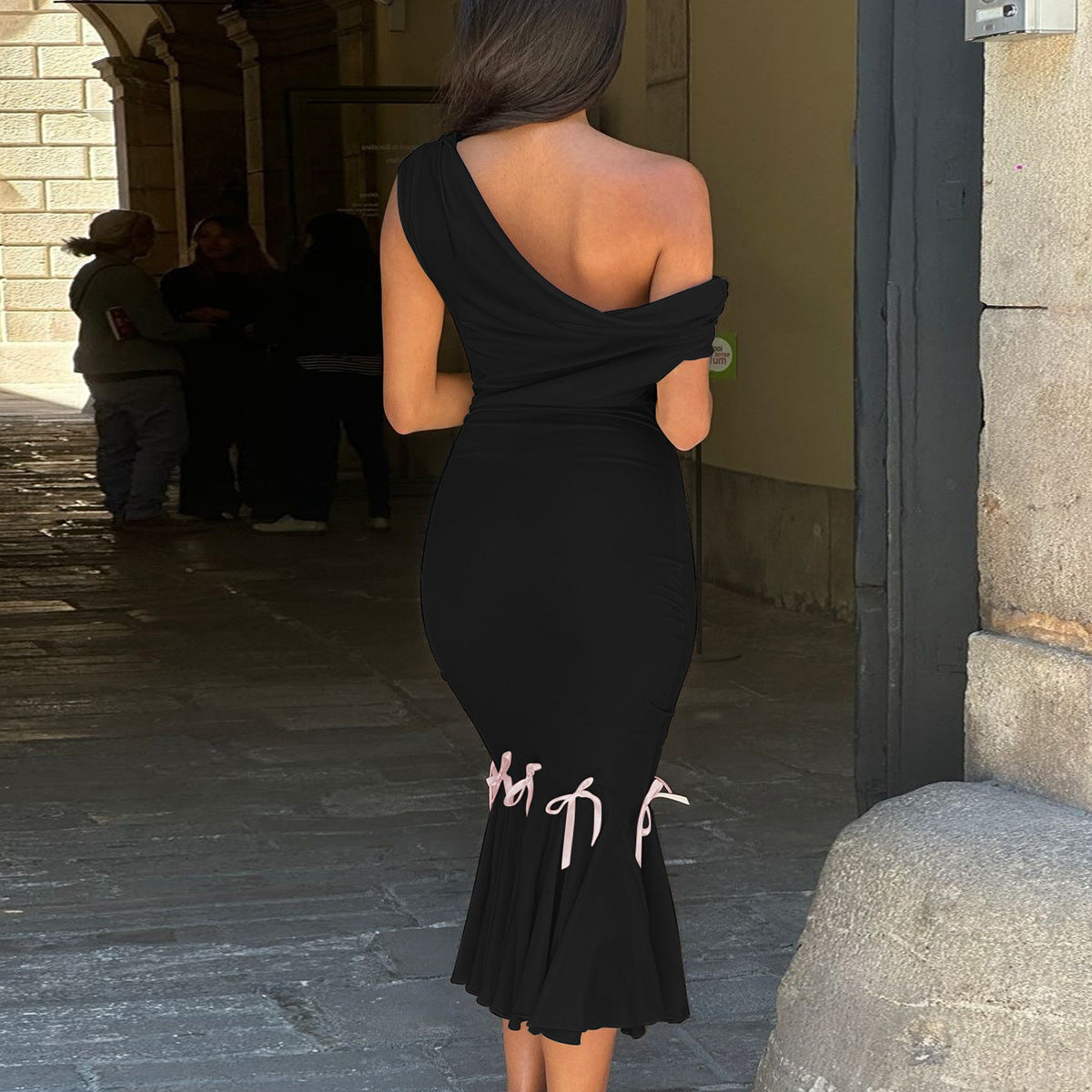 Schmales einfarbiges Spitzenkleid mit diagonalem Kragen