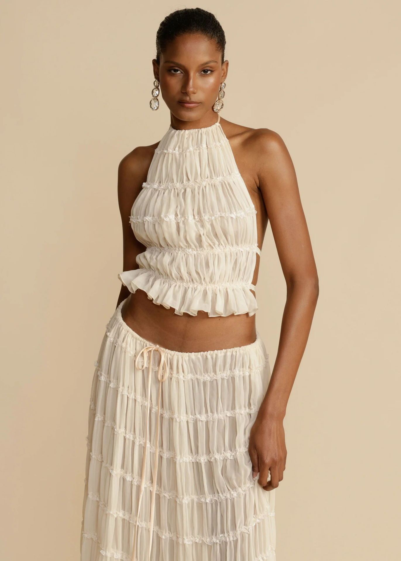 Damenanzug, ärmellos, rückenfrei, kurzes Neckholder-Top und plissiertes langes Kleid