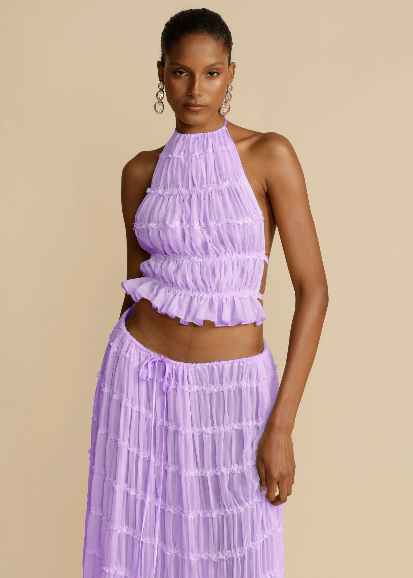 Damenanzug, ärmellos, rückenfrei, kurzes Neckholder-Top und plissiertes langes Kleid