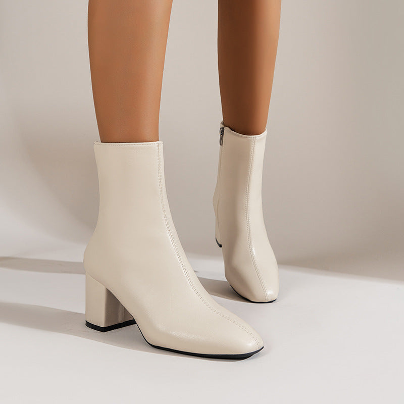 Stiefel mit spitzem Zehenbereich und klobigem Absatz