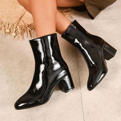Stiefel mit spitzem Zehenbereich und klobigem Absatz