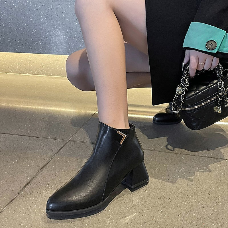 Kurze Hose mit rundem Kopf und klobigem Absatz