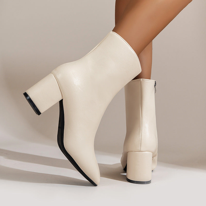 Stiefel mit spitzem Zehenbereich und klobigem Absatz
