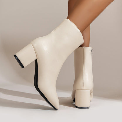 Stiefel mit spitzem Zehenbereich und klobigem Absatz