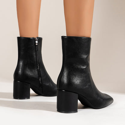Stiefel mit spitzem Zehenbereich und klobigem Absatz