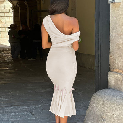 Schmales einfarbiges Spitzenkleid mit diagonalem Kragen