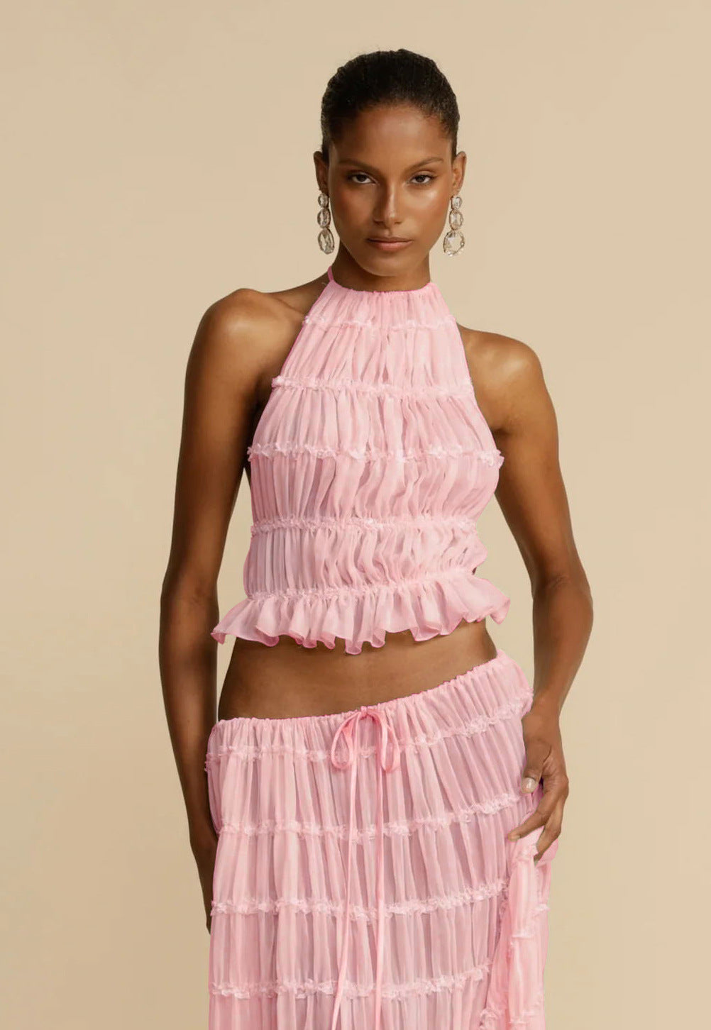 Damenanzug, ärmellos, rückenfrei, kurzes Neckholder-Top und plissiertes langes Kleid